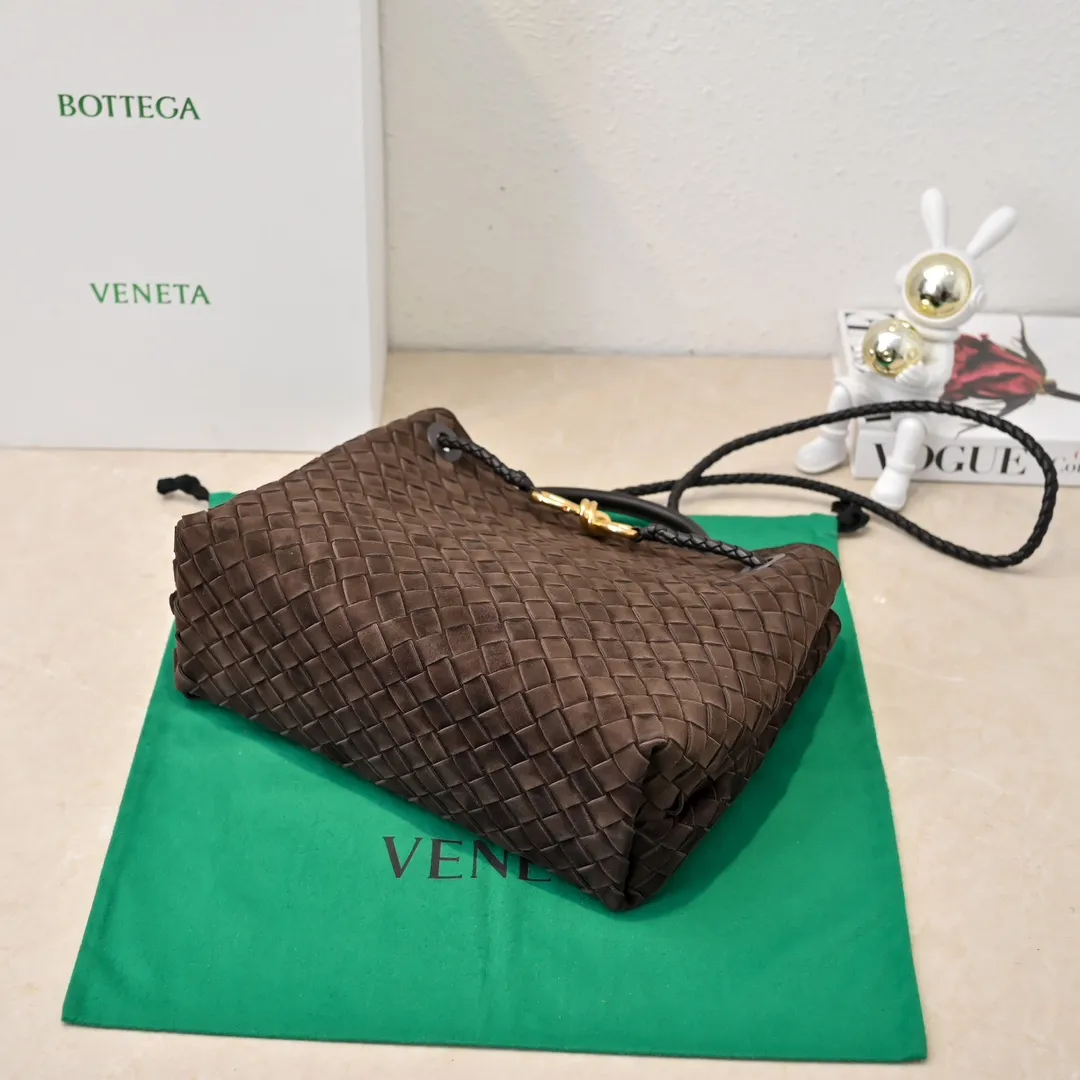 Batch 2360 BV new Andiamo is shipped‼ ️Really popular🔥The new Andiamo woven handbag launched by Bottega Veneta this season is really popular all over the world! ! Celebrities at home and abroad have worn it, and Oscar-winning actress Michelle Yeoh has taken it out on the street. Song Jia, Trai Yara, Yu Feihong, Sanji Ayaka, Rosie Hunting-Whiteley, Yoshioka Riho, etc. have all picked up this bag. It is classic and versatile, showing off its temperament, and the bag capacity is also large, which is very convenient for daily commuting! ! A variety of carrying methods, the shoulder straps can be adjusted by yourself, the original lambskin feels soft and delicate, and the unisex style breaks gender boundaries and brings a more practical and longer-lasting use experience. Andiamo, which has both elegant and casual styles, perfectly interprets the true appearance of "fashionable old money style". Style number: 8463 Size: 32*24*12